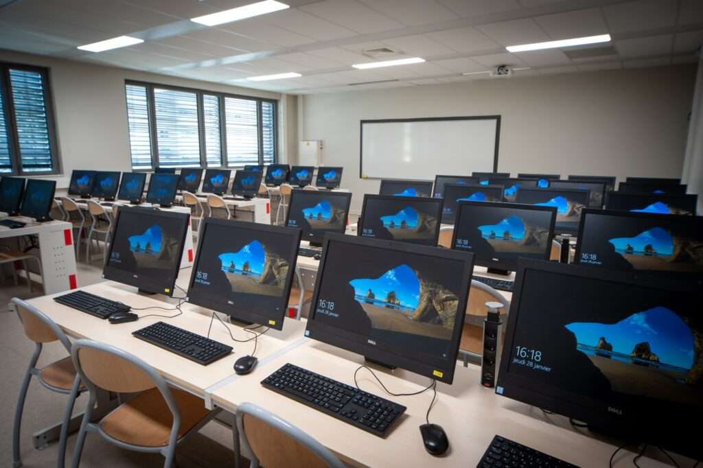 Salle informatique équipée